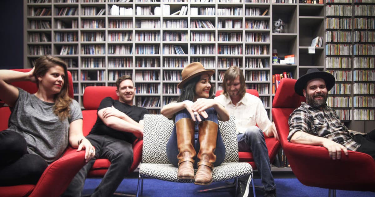 For the first 15 minutes of our discussion me and Sarah Castro talked about our difficulties with modern romance. This is just the kind of thing that makes Belcurve a fantastic band, it’s about being relatable. “Men can handle an eighth of the communication that we as women need to communicate and