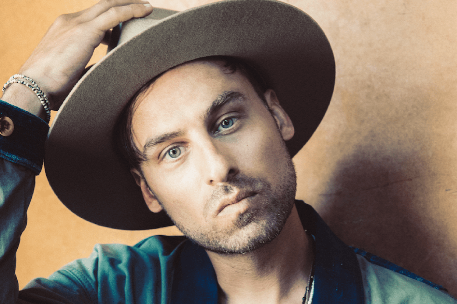 Zack Arnett, who you’ll know as SUR, is as smooth as his music. As a musician and producer, his latest project was inspired by a trip along the California coast. Zack became frustrated by the city of Los Angeles so he created a studio in the back of his RV and journeyed throughout the desert and