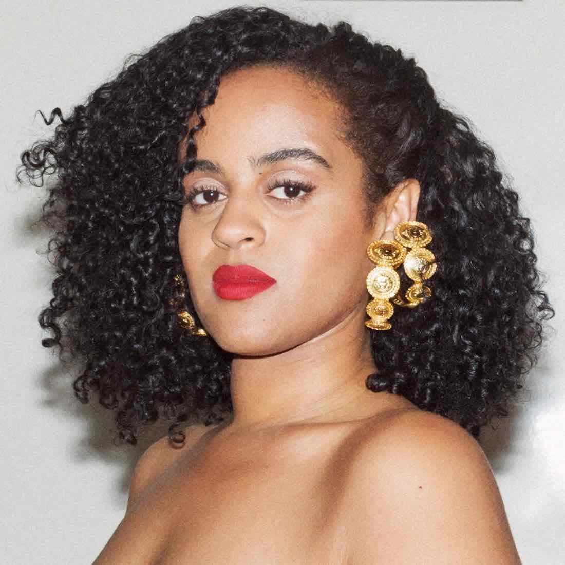 Seinabo Sey is captivating. Shortly into her gorgeous video for “I Owe You Nothing,” it’s clear that she’s a force to be reckoned with. Immediately, she tells her audience, “I don’t have to smile for you. I don’t have to move for you, I don’t have to dance, monkey dance, monkey dance, monkey dance