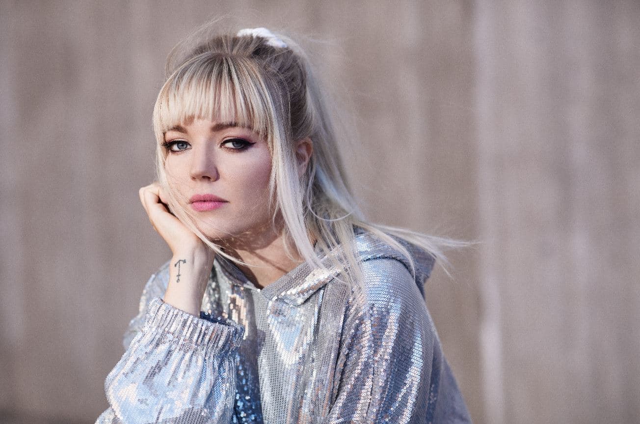 If you follow us, you’d know we’re obsessed with Violet Days. Her EP, Made In My Head, dropped a couple of months ago, but it’s stuck with me and I can’t put into words how refreshing it was to speak with her.