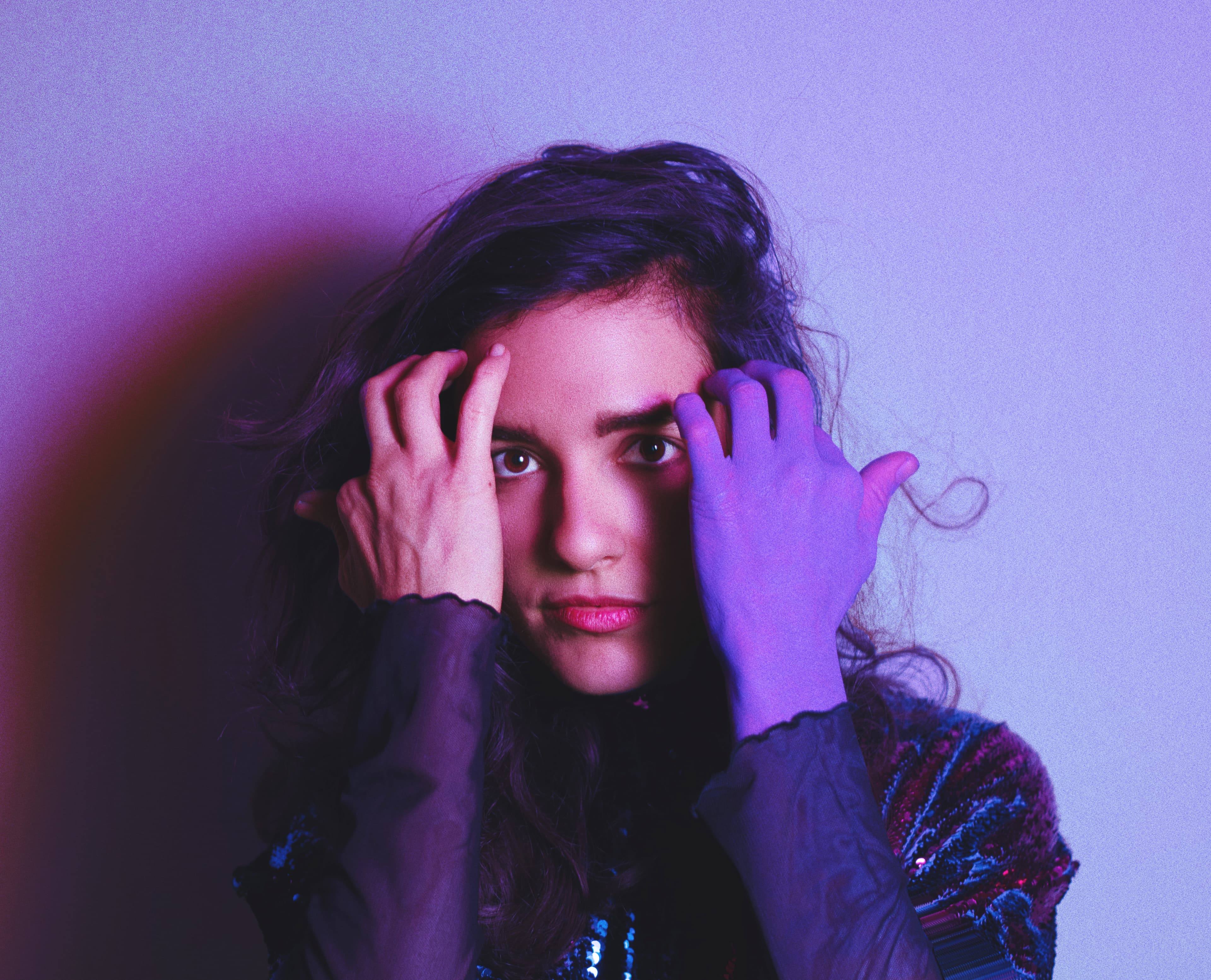 MishCatt, the alter ego of Michelle González, perfectly combines sultry sounds with pop sensibilities. Her new song “Blue Blood” is the perfect example, like a foggy summer memory. We talked to her about growing up in Costa Rica, the new song, and the challenges she’s faced in the music industry.