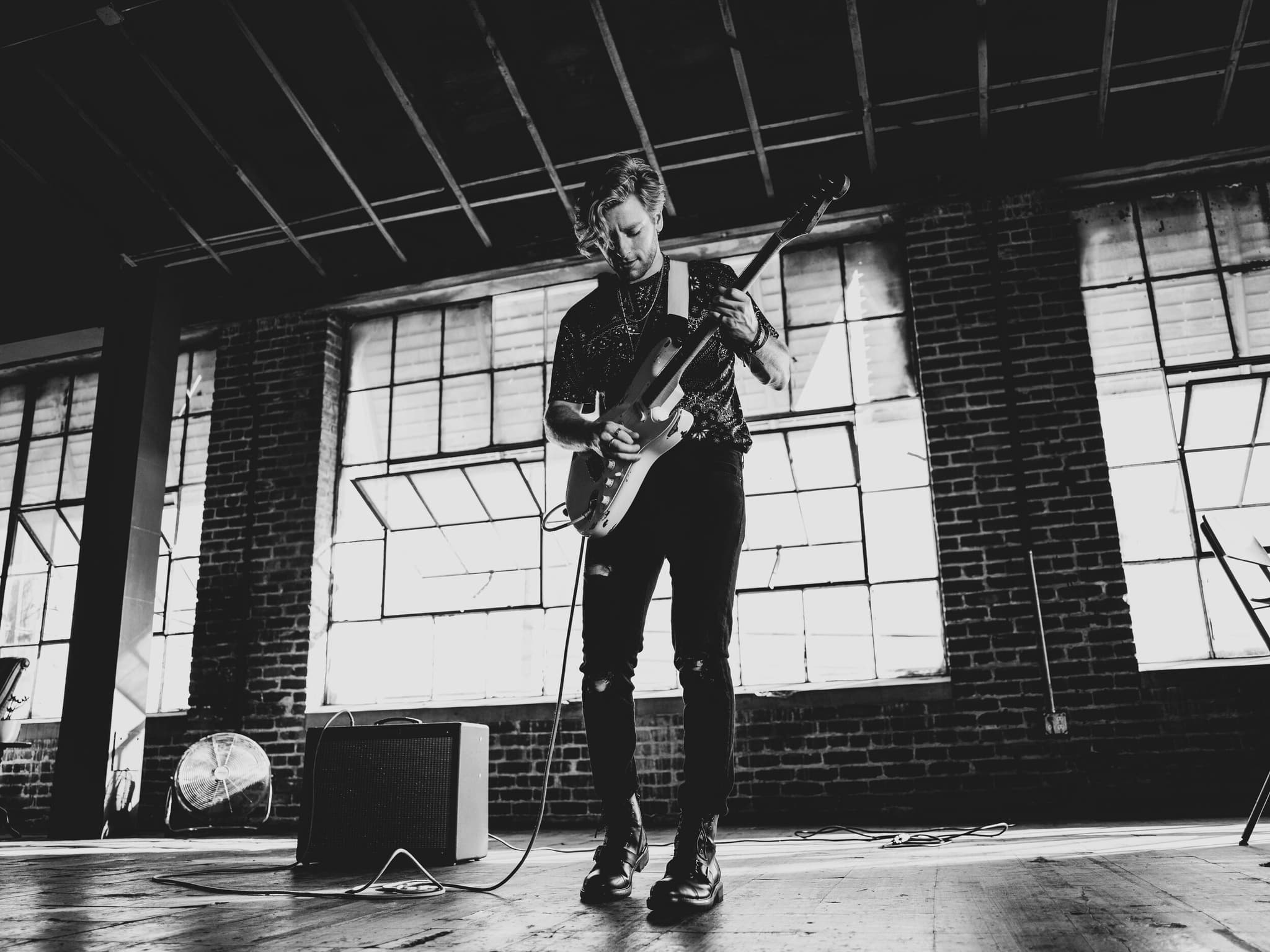 23-year-old Zach Brandon came out with his new song “Top of the Hill” last month and we can’t stop listening to it. Zach’s sound is the perfect amalgamation of vintage and modern. we are excited to talk to him about the song and his future steps! What inspired you to write “Top of the Hill”? Zach: