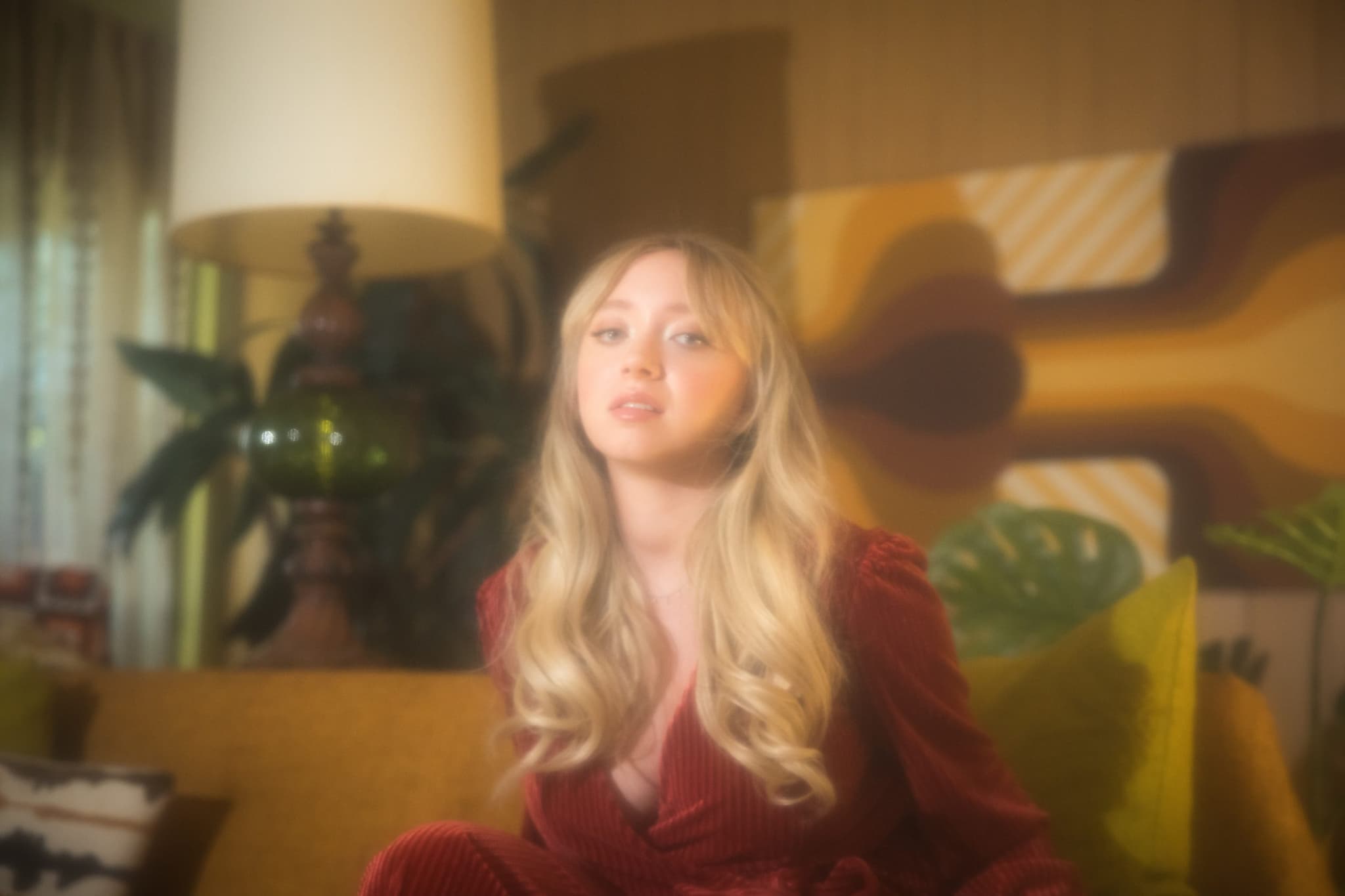 Emma Charles has the sweetest voice, and her haunting melodies really stick with you. She just bleeds vulnerability and authenticity in a way that the music scene desperately needs. Her new song “Fog” embodies everything we love about her, poetic lyrics, ethereal vocals, with soft pianos but a
