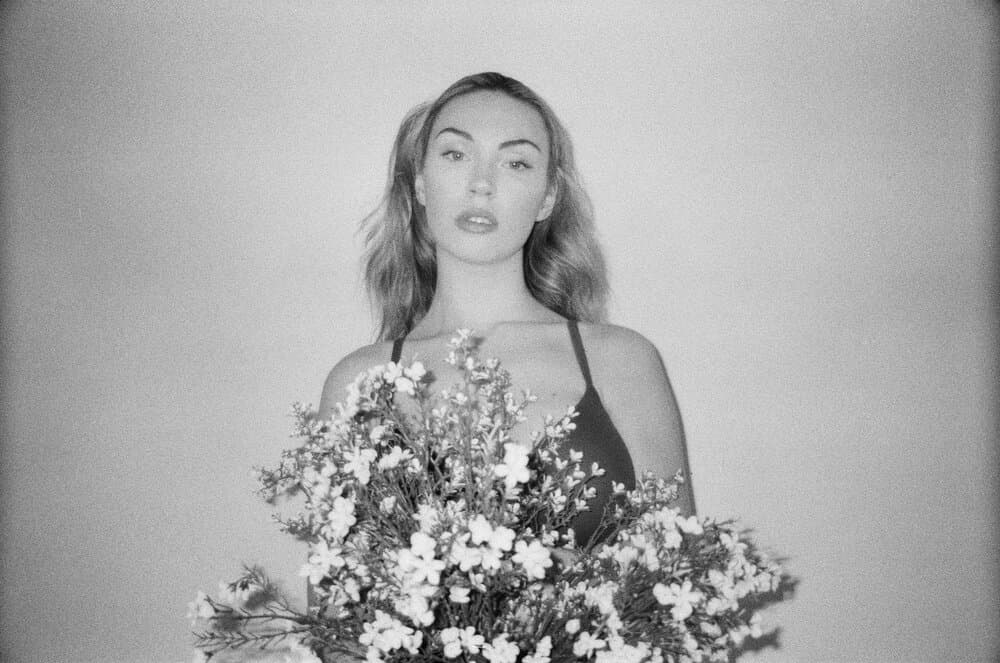Tessa Rae’s dreamy, poetic “drunk eyes” feels foggy and nostalgic. The simple instrumentation, accents her angelic voice, making it the focal point as it should be. Right away we’re in this blurry vision of faded memories, the feeling when you’re ignoring those initial warning signs but you need to