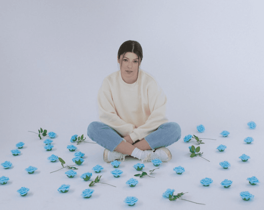 ellie d.’s brand of chill pop is so addicting. Her sweet, effortless voice is so soothing but her writing is so personal, it hits hard. We talked to her about quarantine heartbreaks, being vulnerable, and the challenges she’s faced. Tell me about your new song “Miss You” what’s the story behind it?