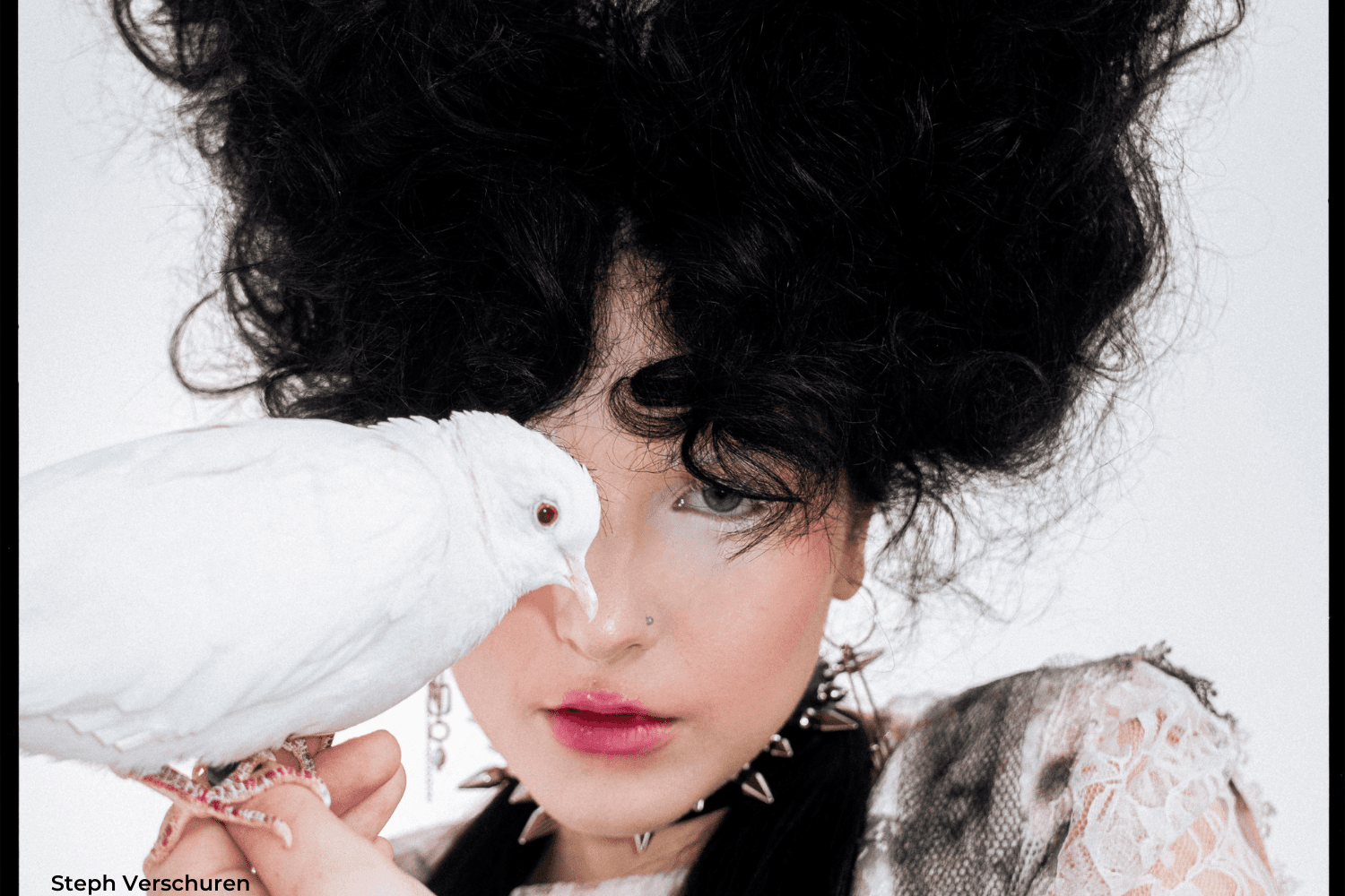 18-year-old Toronto-based artist Anna Sofia is wise beyond her years and unafraid to call her own shots. Her new EP Let Me Out I’mI’m Free! guides listeners through the journey of young women who fights to take back her creative control and be her true self in the music she makes. The EP is