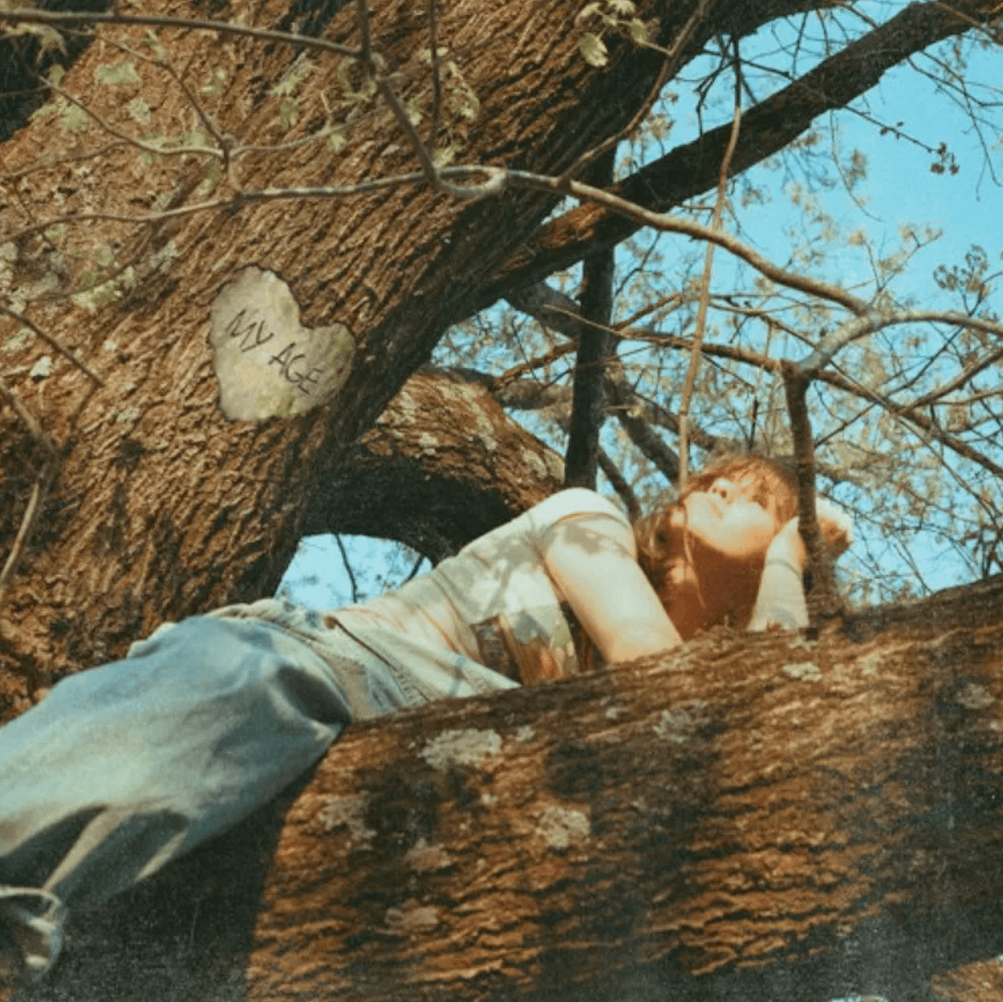 BIZZY is the indie-pop songstress of your dreams. The 24-year-old Maryland native is already paving quite an impressive path for herself within the music industry. Raised on iconic pop influences such as Taylor Swift, BIZZY began playing the guitar at just twelve years old, which ultimately led to