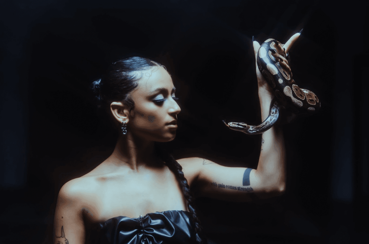 If you haven’t heard of up-and-coming singer/songwriter Zevia, then here’s what you need to know – she writes gut-wrenching, introspective lyrics that delve into a variety of vulnerable topics – everything from heartache to mental health. Zevia’s lyricism is raw and authentic – as she is