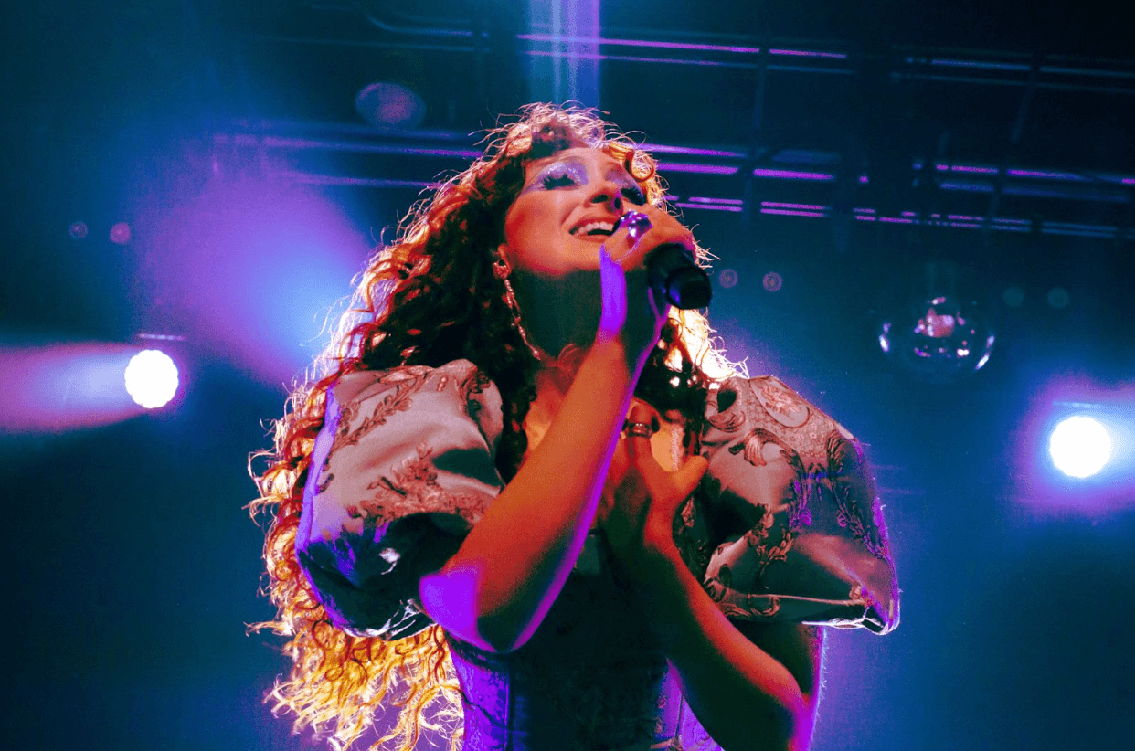 If you’ve been following us for a while, it should be NO surprise that I had to see pop songstress Chappell Roan on her Midwest Princess Tour. Since The Rise and Fall of a Midwest Princess came out this year, it’s all I’ve had in rotation. Seeing her perform these songs on tour brought the album to