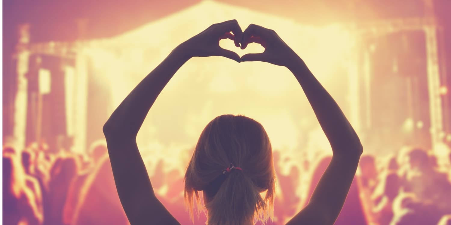 Since I’ve moved to Chicago, I’ve found myself alone at concerts on numerous occasions, and you know what? It’s not so bad. It’s actually pretty awesome. Here are my top reasons why you should try flying solo at a music event.