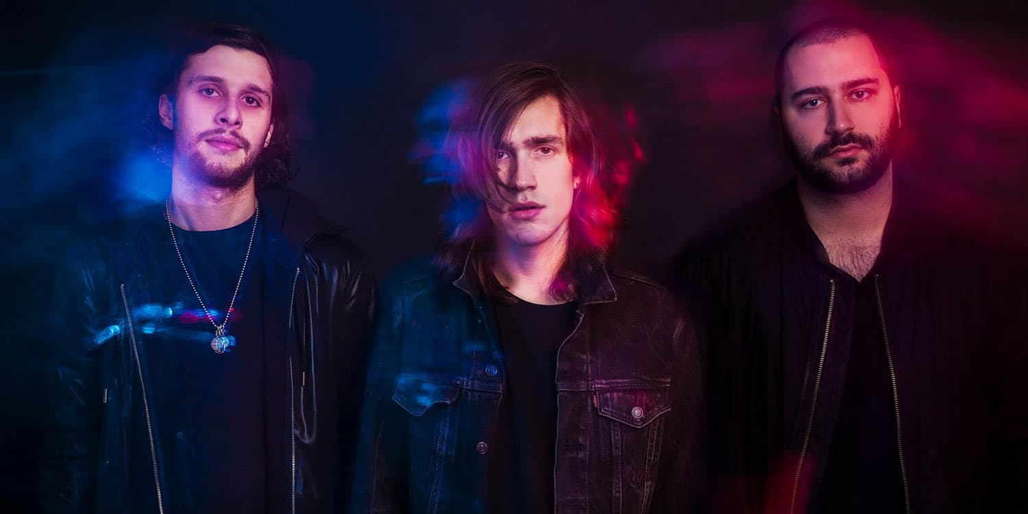 It’s a stormy night in St. Louis and I’m talking to Charming Liar’s lead-singer Kilian about Brazil, he loved it there. He says, “We went to Sao Paolo. It was beautiful we were there for two weeks and we definitely want to go back. A lot of our fans are international. It’s so cool how the music