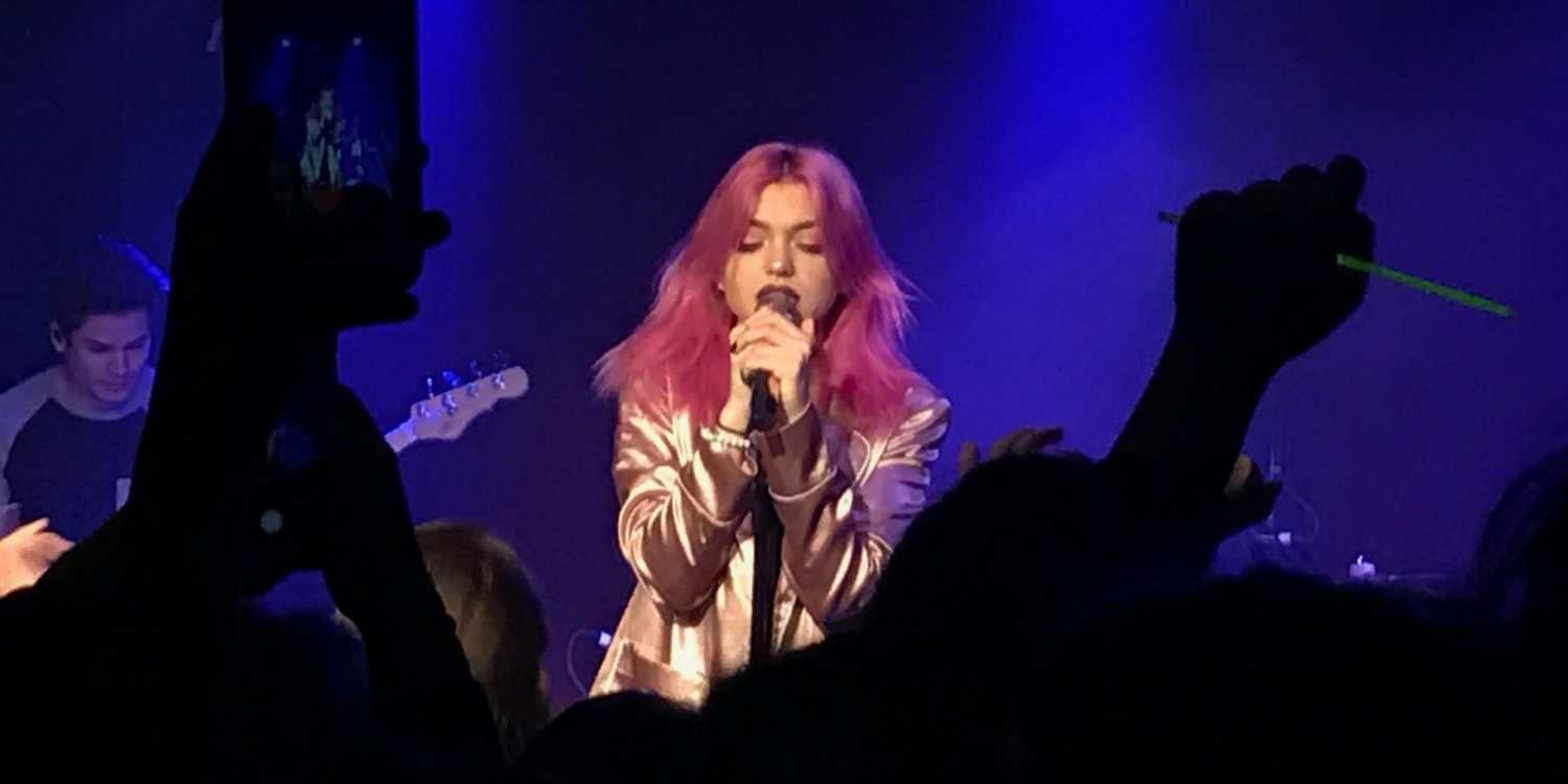 Hey Violet’s Concert Was An Electric Pink Hazy Dream