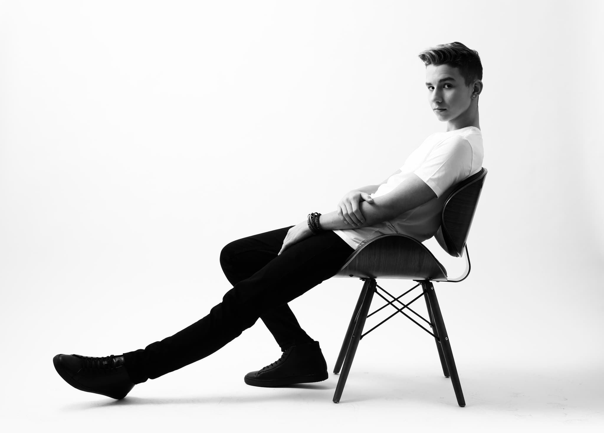 As soon as I heard “Julia” I was hooked on Finn Matthews. The song is so catch and the video is colorful and lively.
