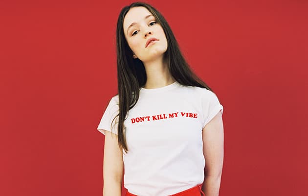 As an avid cat meme enthusiast, I’m glad Norwegian pop star, Sigrid, can relate. Since breaking the U.S. charts with her single, “Don’t Kill My Vibe,” she’s been to countless cities to perform her music. She’s so humble and credits her team for their hard work and promoting her music on platforms