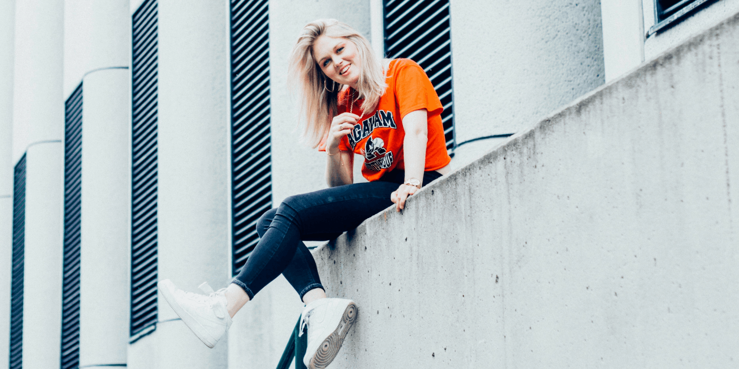 Lucy Whittaker is breaking onto the scene and giving us so much new beautiful music. Now she’s released her song “Who’s Gonna Know” with a new gorgeous acoustic video.