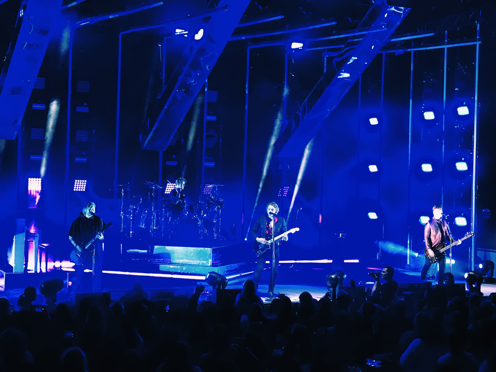 This fall, 5 Seconds of Summer has quite honestly taken the country by storm, both embarking on the U.S. leg of their Meet You There tour and hitting #1 just this week on the pop radio chart for the first time ever with their second single, Youngblood (a BOP, y’all). With two 5SOS fans who have