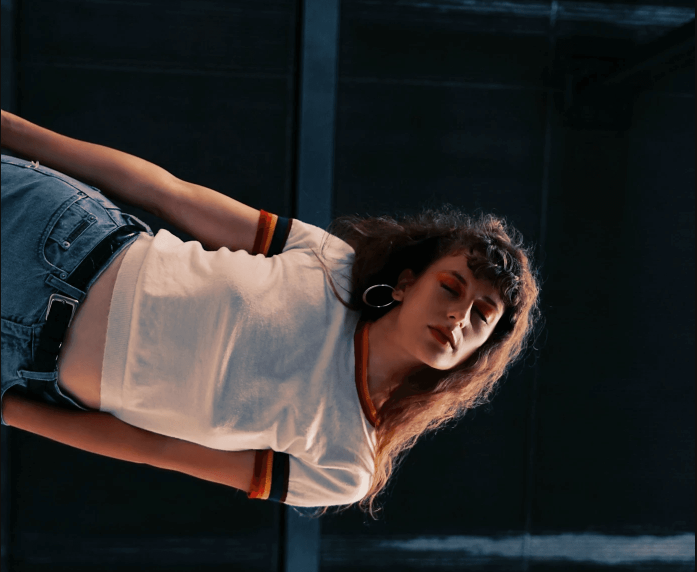 Chandler Juliet is one of our favorite up-and-coming artists. She just released her gorgeous new song “tidal wave” a song about feeling overwhelmed but learning to ride that wave.
