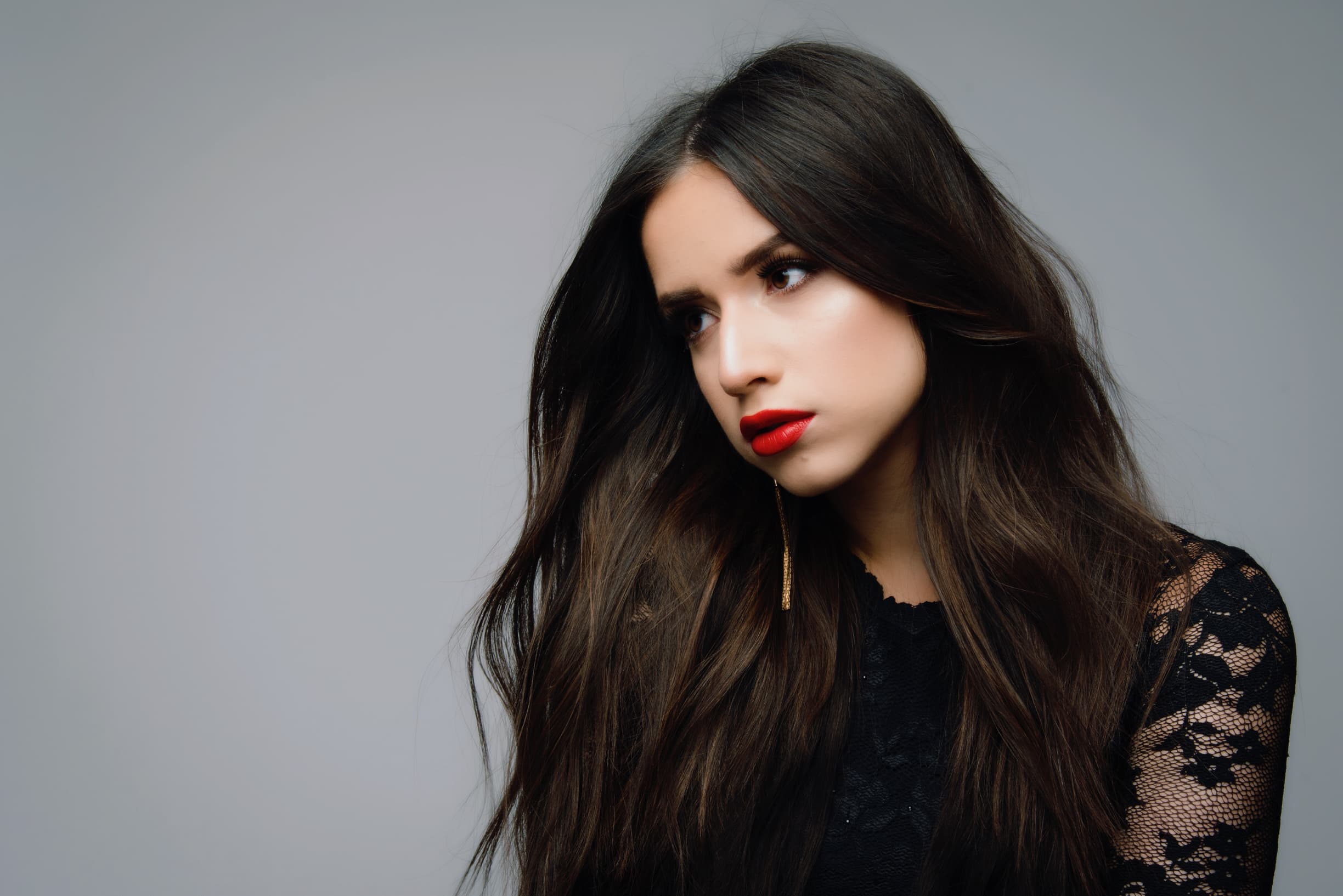 Guys, I’m a huge fan of covers. I love when a cover sounds so unique and an artist puts their own take on a song. Filipa has the sweetest voice and her cover of the bittersweet Shawn Mendes and Julia Michaels song “Like To Be You” is so beautiful. We talked to her about the song and what’s been