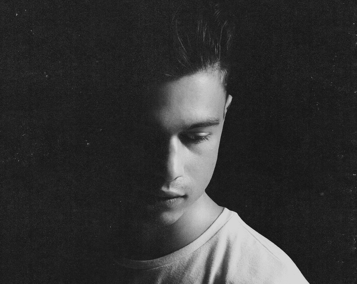 Blake Rose released his sultry single, “Hotel Room” earlier this month and I’ve been addicted to it ever since. His vocals grab you and instantly you gravitate toward the song. Along with the single he dropped the video for it too and it’s equally as magnetic. I got to talk to Rose about growing up