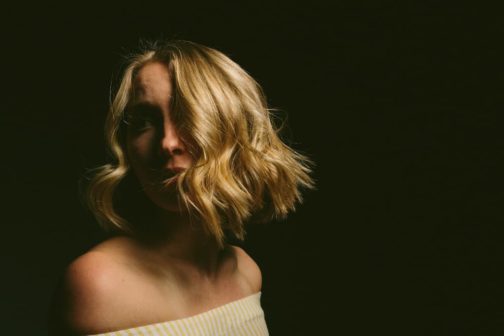 TAVIA has been on our radar for a while. Her EP ‘A Walk In The Madness’ is about a difficult time in her life, it’s about working through the pain and learning to live with loss. It’s vulnerable and ethereal with stunning vocals that we can’t get enough of. We talked to TAVIA about the EP and the
