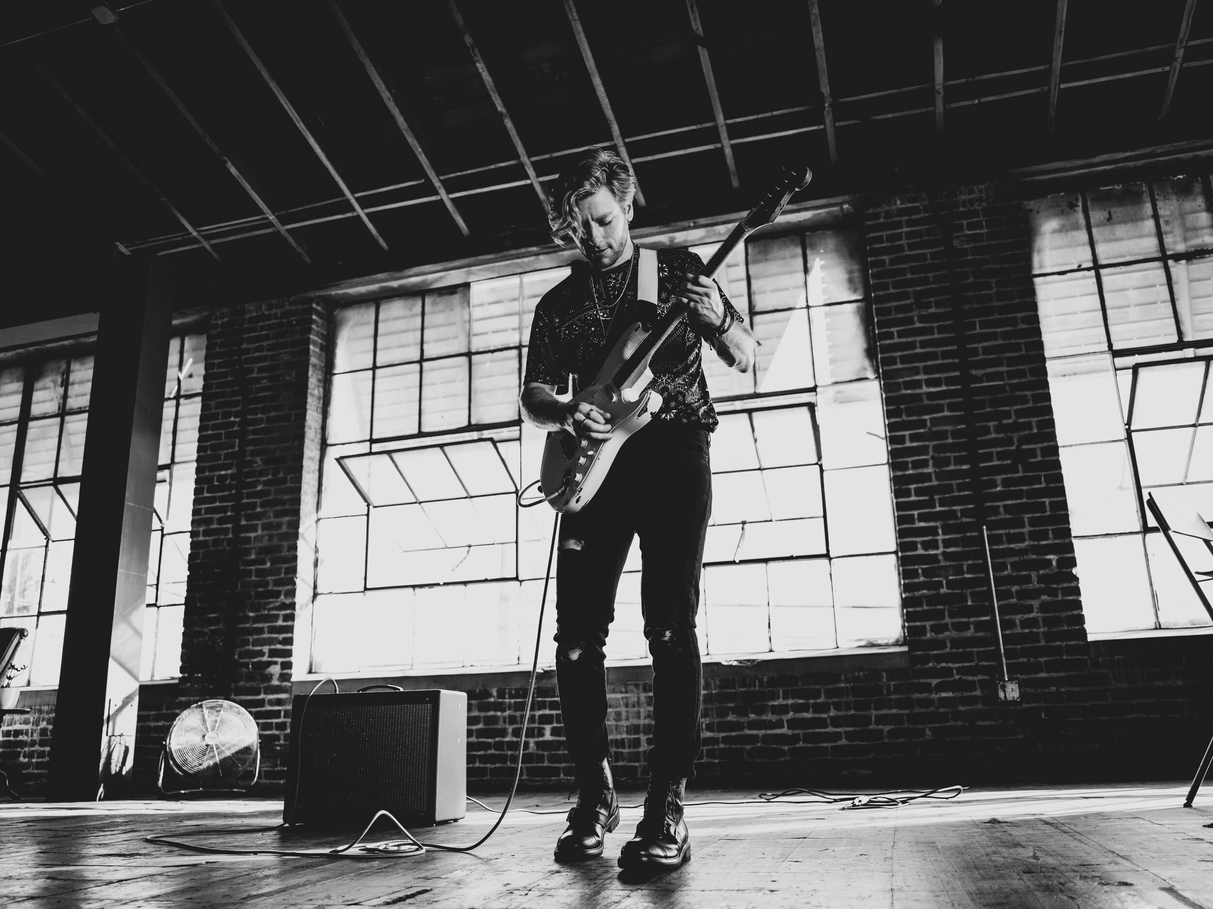 23-year-old Zach Brandon came out with his new song “Top of the Hill” last month and we can’t stop listening to it. Zach’s sound is the perfect amalgamation of vintage and modern. we are excited to talk to him about the song and his future steps! What inspired you to write “Top of the Hill”? Zach: