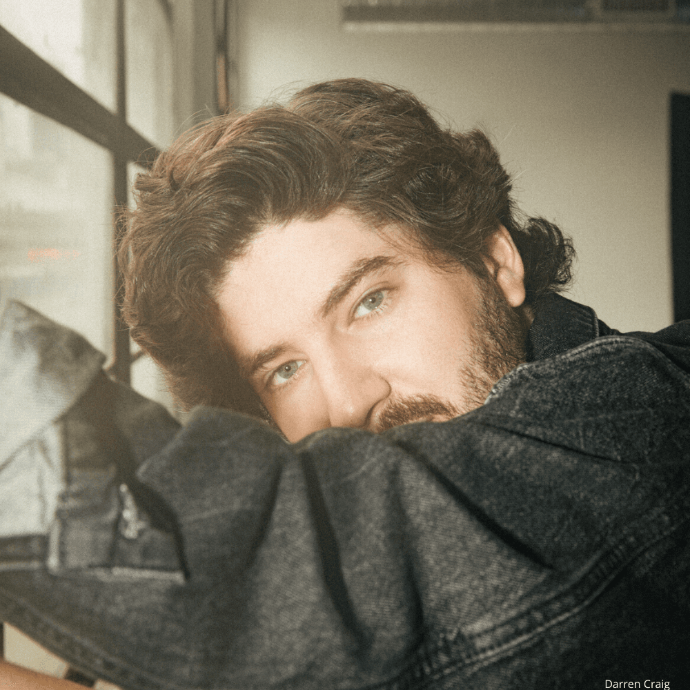 If you’re looking for your new favorite chilled out pop fave, look no further. Shoffy is exactly what you’re looking for. On Shoffy’s latest album, Flash he showcases not only his versatility in music but also his ability to smoothly collaborate with other artists and sounds. He blends his style
