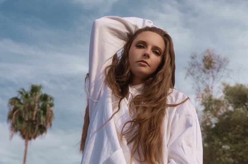 BLÜ EYES has a cosmic, ethereal vibe and her gentle voice and synthy tracks combine in such a beautiful way. Her song “Just Life” is a series of revelations made by the young artist over soft, trickling guitars and effortless melodies. We talked to her about the song, staying motivated, and