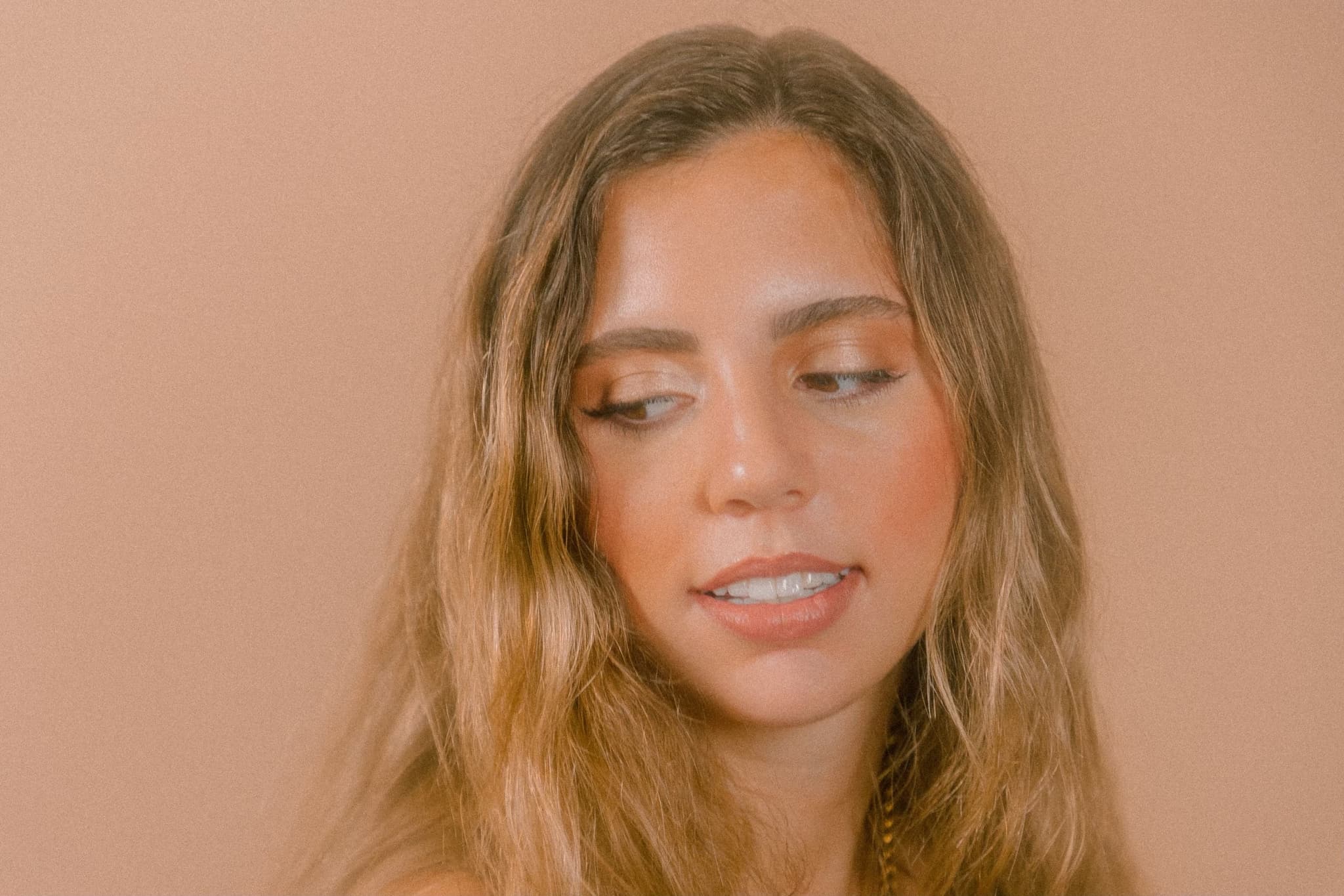 Peyton Stilling’s voice is absolutely haunting and her song “Healing” is the message we all need right now. We’ve all been at that point where we’re doing whatever we can to forget someone, the sultry beats, and relatable lyrics really drive this home. We talked to her about breakups, music, and