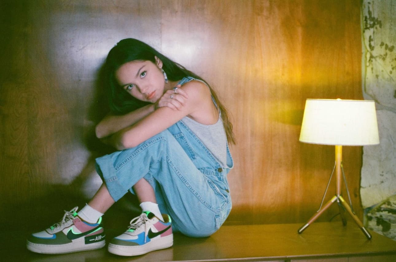 Olivia Rodrigo isn’t a name you might have heard before unless you’re embedded in the world of Highschool Musical: The Musical: The Series, HSMTMTS, a layered world of Disney that only the most die-hard fans know about, but when her song “Driver’s License” hit the music charts last Friday, we got a