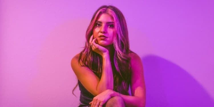 Hannah Hausman is one of our fav up-and-comers, her dreamy, unique voice really sticks with you and her glistening melodies are so vibrant and fresh. We talked to her about finding her voice, new music, pageants, and missing concerts. So let’s start with how you got started in music! Hannah: I’ve