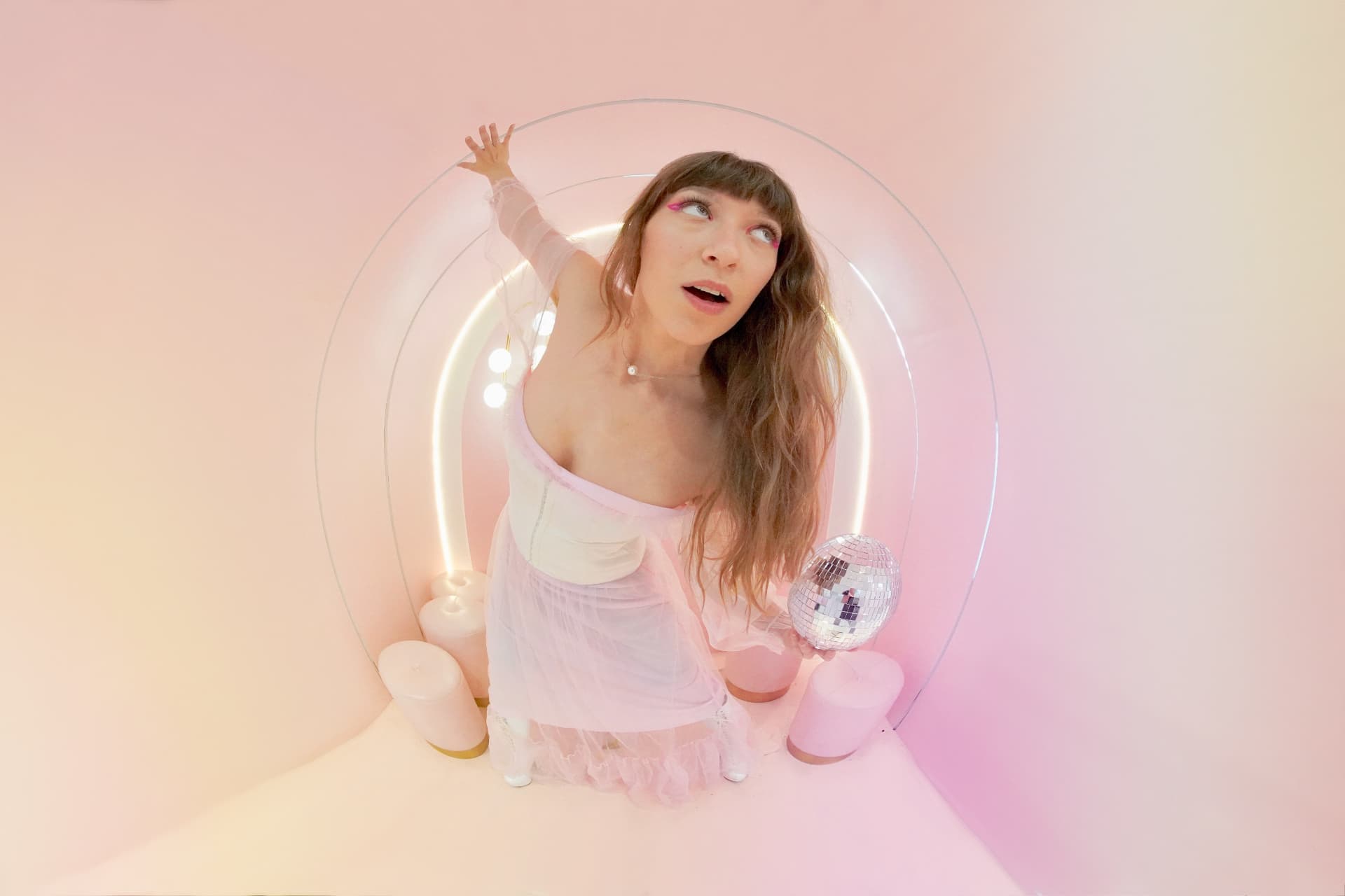 Mia Madden’s sound is so dreamy and ethereal it immediately struck me when I stumbled across her Tik Tok. Her whole aesthetic is laced in pastels but the lyrics have this darkness that surprises you, she isn’t afraid of being honest about her experiences. We talked to her about her new music,