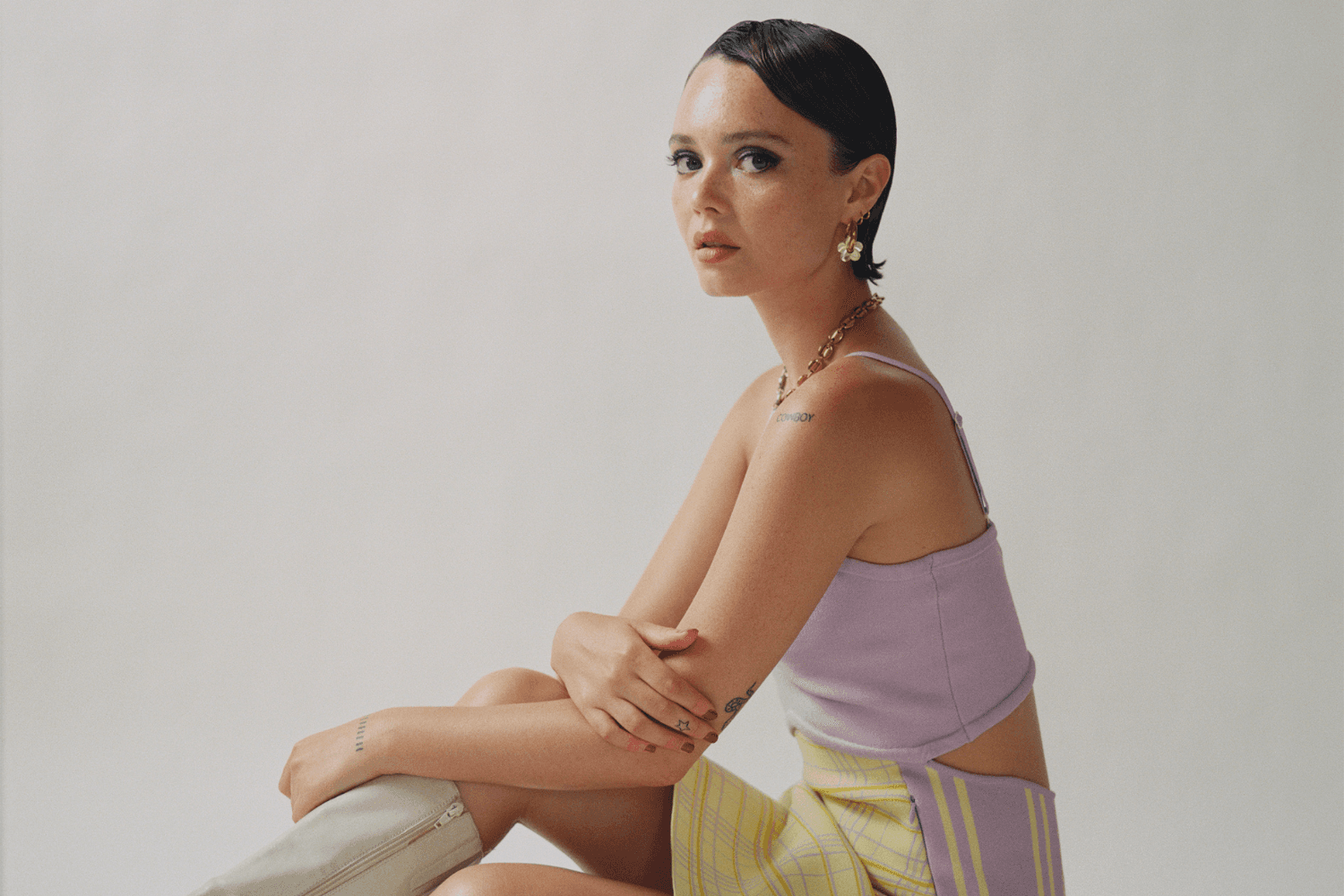 I first heard Charlotte Rose Benjamin’s music where we all find new music now, on TikTok, the first song I heard was “Slot Machine” and I was hooked on her dreamy voice and instant relatability of her songs. Her new album Dreamtina perfectly incapsulates crushes and romantic relationships in a way