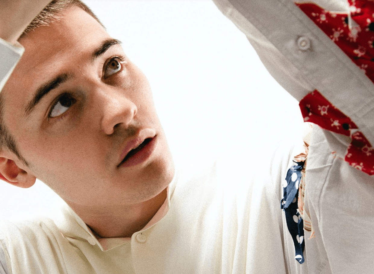 To say I was excited to chat with Justus Bennetts is an understatement. Like most of the artists I’ve recently discovered, Justus also flashed across my ‘for you page’ last year with his hit “Bad Day.” With his recent release of “Girls” we discussed his acceleration to fame, musical inspiration and