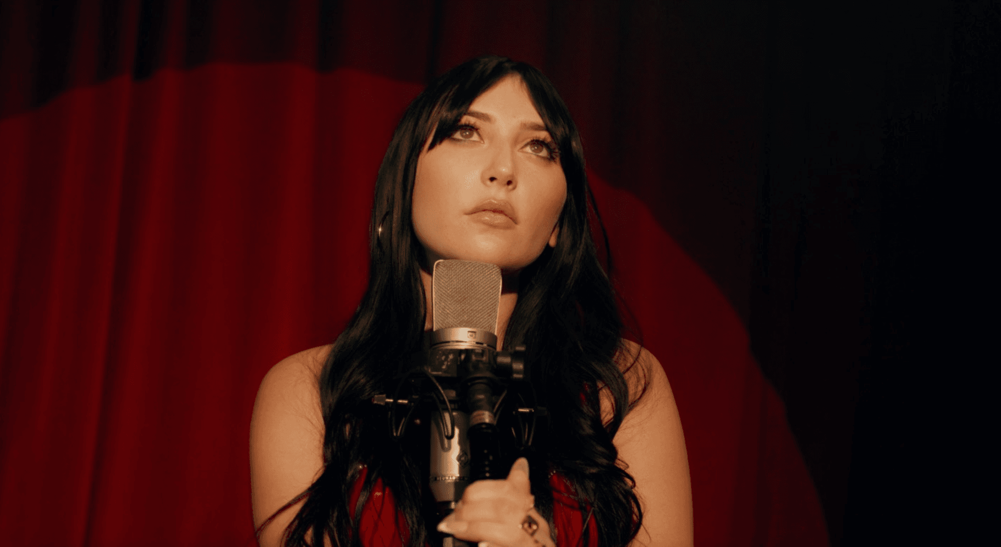 Lily Forte is a master of writing songs that feel so relatable. Her new song “Bottle Blondes” is a different take on the idea of changing yourself, it’s a statement on remaining true to who you are, and it’s laced with the shimmering melodies and vulnerable lyrics Lily is known for. We talked to