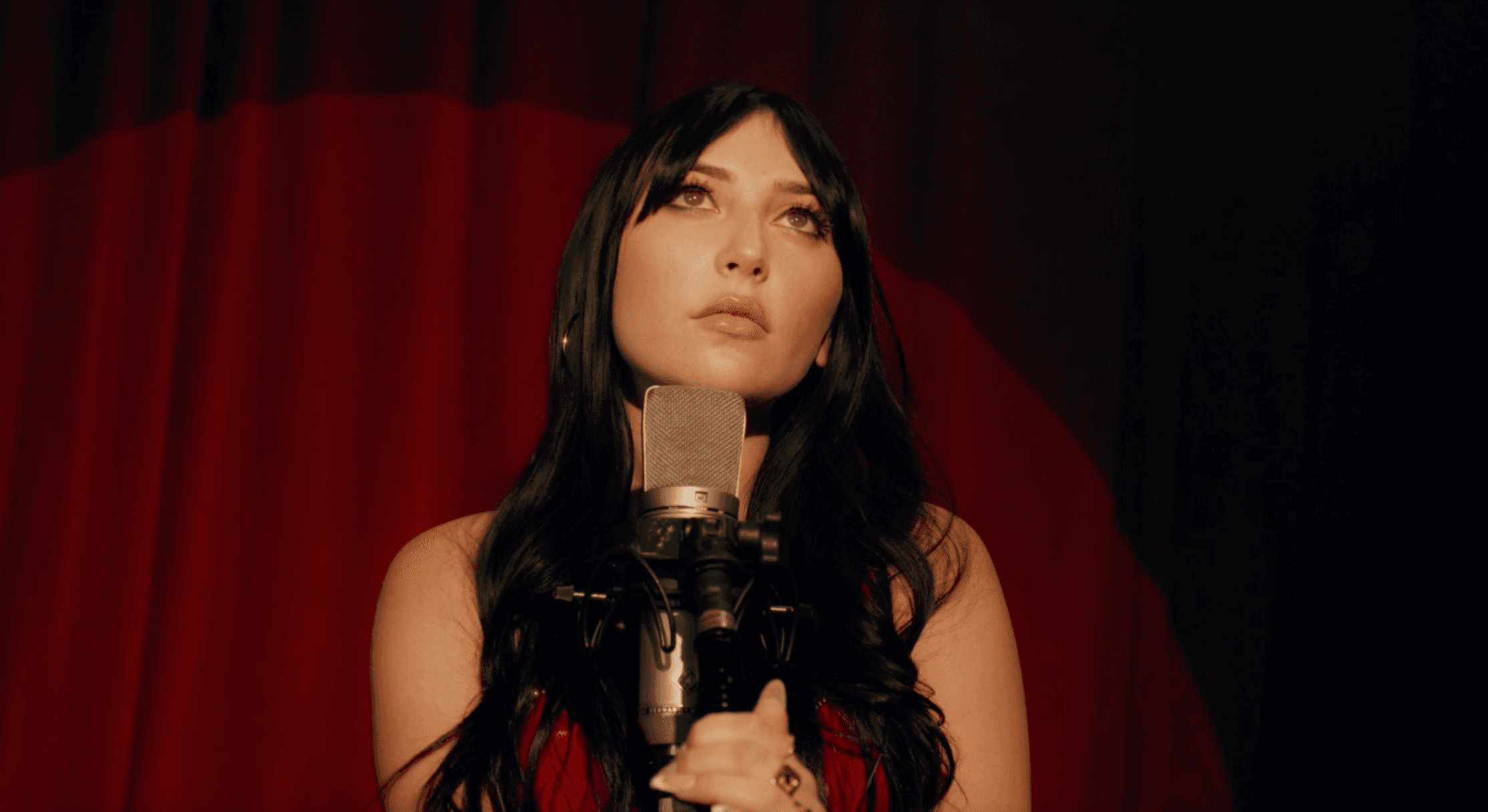 Lily Forte is a master of writing songs that feel so relatable. Her new song “Bottle Blondes” is a different take on the idea of changing yourself, it’s a statement on remaining true to who you are, and it’s laced with the shimmering melodies and vulnerable lyrics Lily is known for. We talked to