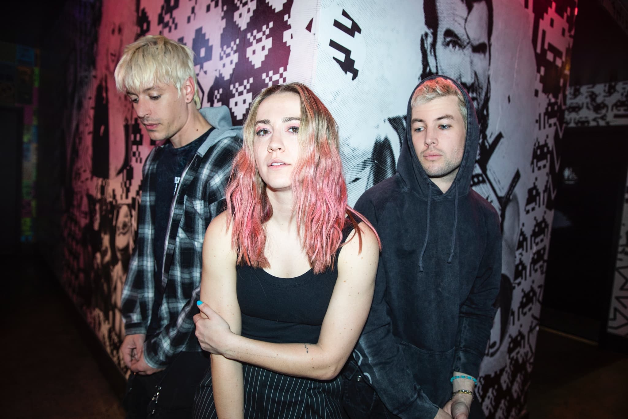 SENSES new song “gonna make sure,” is instantly infectious. You can just feel the energy radiating through their music. The up-and-coming band knows how to make a song that feels so personal but behind those shimmery melodies. We talked to them about the origin story of the band and the acts that