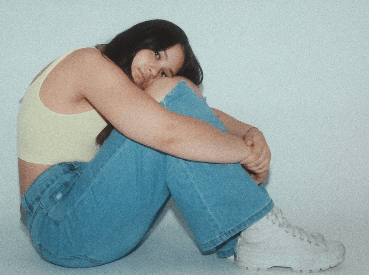 If you tend to spend your evenings curled up on the couch and scrolling tirelessly through TikTok (as we all do, naturally), then I’ve got a sneaking suspicion you’ve already come across this next artist. Khloe Rose is a rising singer/songwriter who found herself catapulted into a viral moment on