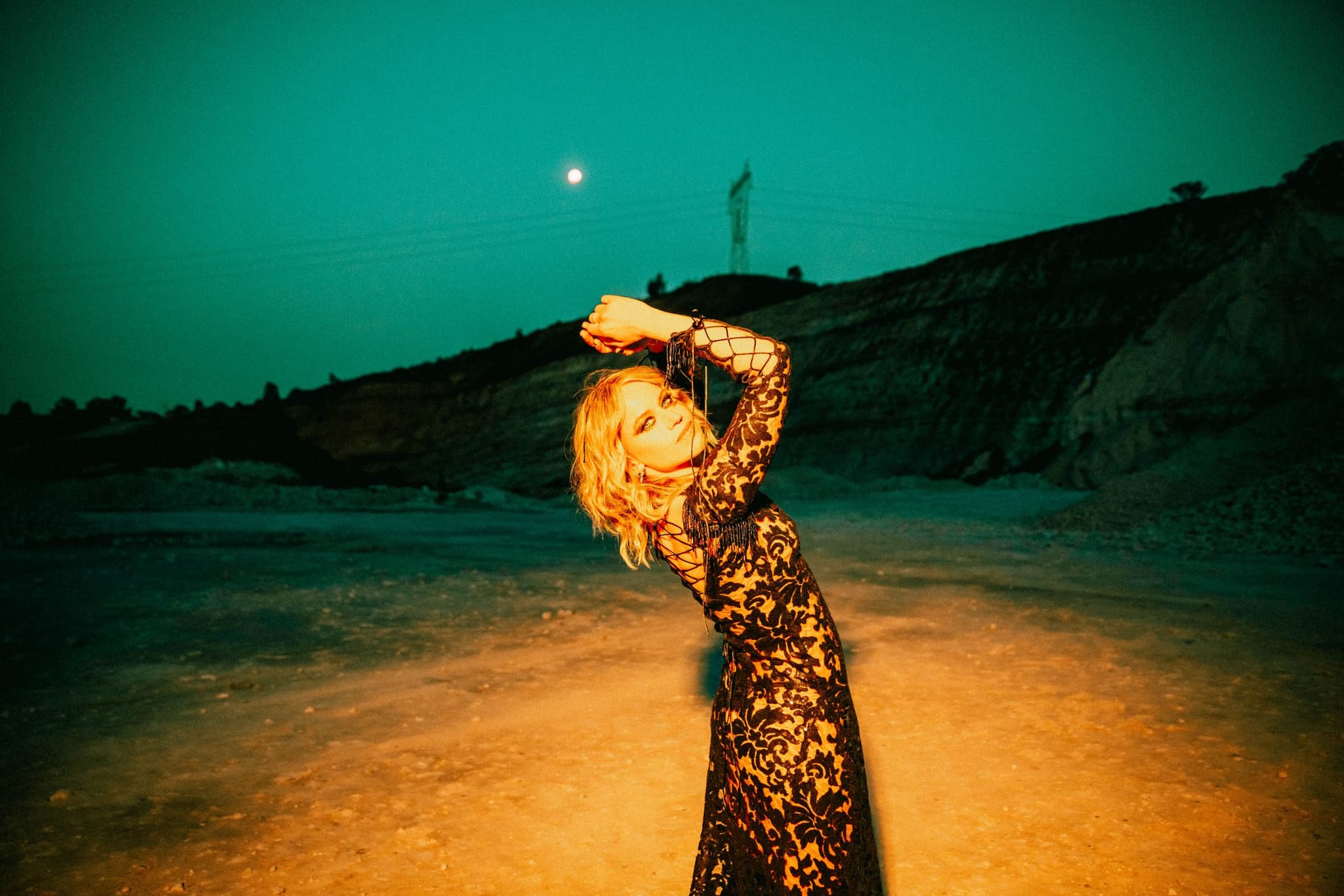 Annie Hamilton knows how to catch our attention, her new song “Dynamite” is an explosive song that feels like a burst of energy. It’s a declaration of what’s to come. Her new era is going to capture that energy, urgent, bold, extroverted. We talked to her about the new song and the new direction