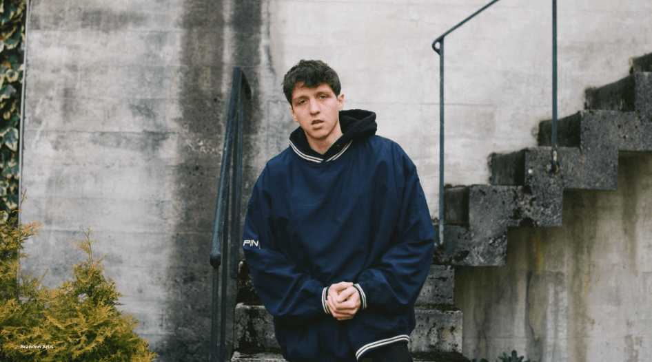 Meet Powfu, the down-to-earth lo-fi hip-hop artist whose journey from the viral success of “death bed (coffee for your head)” to his latest collaboration with The Chainsmokers continues to leave an indelible mark on the lo-fi hip-hop scene. In this interview, we explore the inspirations behind his