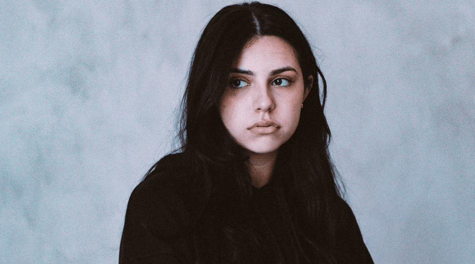 Savanna Leigh’s soft, gentle vocals and delicate melodies immediately caught my attention. Her new songs “unfamiliar” and “like i used to” are prime examples of where she shines in her vulnerability. We talked to the up-and-coming artist about the inspiration behind the songs and the challenges